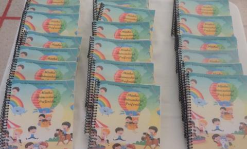 Estudantes e professores de escola municipal lançam livro didático de atividades